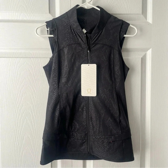 Lululemon Light Speed Reflective Vest Size 2 in Desert Snake Embossed Black NWT - Picture 4 of 12